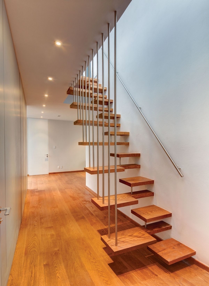 Diện tích căn nhà nhỏ không còn là giới hạn với thiết kế cầu thang tiết kiệm diện tích. Vừa tiện nghi vừa mang đến vẻ đẹp thẩm mỹ cho không gian sống. Nhấn vào hình ảnh để khám phá những thiết kế cầu thang thông minh hiện đại.