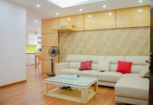 Căn hộ 85m2 ấm cúng nhờ nội thất gỗ và màu trắng chủ đạo can ho 85m2