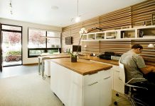 Góc làm việc tại nhà đặc sắc hơn bao giờ hết với chi tiết kẻ sọc hiện đại. tuong soc cho khong gian goc lam viec dep