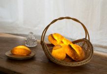 Ngộ nghĩnh chiếc đèn bánh mì vàng hoe khiến bạn có cảm giác “thèm thuồng” ngay khi bật công tắc. mau den banh mi dep