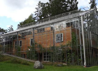 Ghé thăm ngôi nhà độc đáo không chỉ vì không gian đẹp mà là vì hệ thống kính bao quanh quá độc đáo. ngoi nha co kinh bao quanh