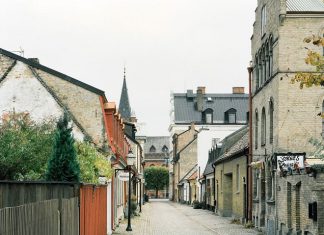 Nhìn đơn giản nhưng cấu trúc kỳ lạ của ngôi nhà này lại “đánh bật” hết những ngôi nhà chung quanh đấy. ngoi nha dep doc dao